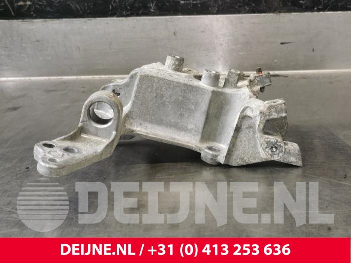 Gebruikte Dynamosteun boven Peugeot Expert (V1/VA/VB/VE/VF/VT/VY) 1.6 Blue HDi 115 Prijs € 54,45 Inclusief btw aangeboden door van Deijne Onderdelen Uden B.V.