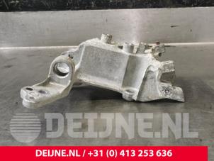 Gebruikte Dynamosteun boven Peugeot Expert (V1/VA/VB/VE/VF/VT/VY) 1.6 Blue HDi 115 Prijs € 54,45 Inclusief btw aangeboden door van Deijne Onderdelen Uden B.V.