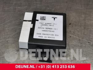 Tesla Model X Comfort Module O221152 photo 2