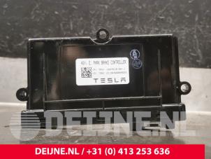 Tesla Model X Handrem Module O221263 foto 2