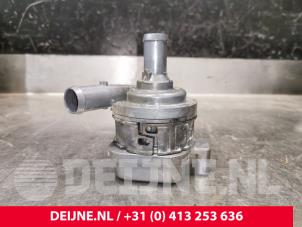 Gebruikte Waterpomp Volvo V60 II (ZW) 2.0 B3 16V Mild Hybrid Prijs € 190,00 Margeregeling aangeboden door van Deijne Onderdelen Uden B.V.