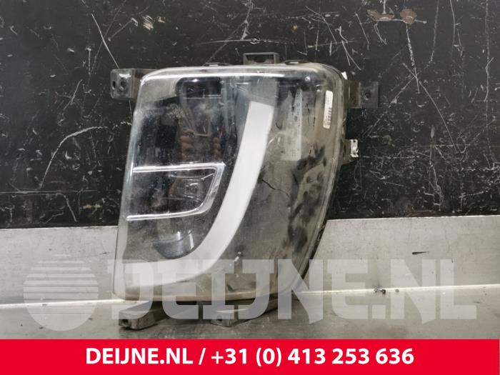 Tesla Model X Tageslicht links O222149