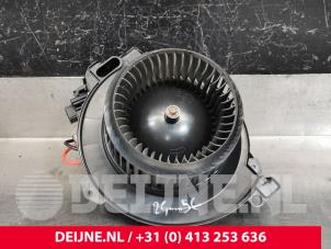 Gebruikte Chaufage Ventilatiemotor Mercedes Sprinter 3,5t (907.6/910.6) 314 CDI 2.1 D RWD Prijs € 90,75 Inclusief btw aangeboden door van Deijne Onderdelen Uden B.V.