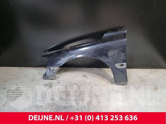 Volvo V70 Kotflügel links vorne O223000