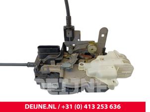 Volvo V40 Deurslot Mechaniek 4Deurs rechts-achter O224211 foto 3