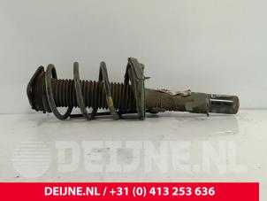 Gebruikte Schokdemperpoot links-voor Volvo V40 (MV) 1.6 D2 Prijs € 25,00 Margeregeling aangeboden door van Deijne Onderdelen Uden B.V.