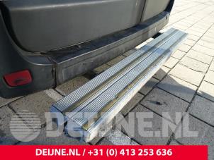 Gebruikte Treeplank achter Opel Movano 2.3 CDTi 16V FWD Prijs € 121,00 Inclusief btw aangeboden door van Deijne Onderdelen Uden B.V.