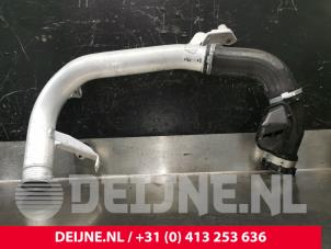 Gebruikte Intercooler Buis Volvo XC60 II (UZ) 2.0 B4 16V Plug-in Hybrid Prijs € 75,00 Margeregeling aangeboden door van Deijne Onderdelen Uden B.V.