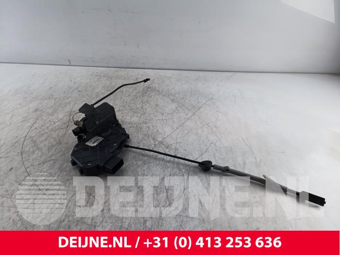 Volvo V70 Front door lock mechanism 4-door, right O226288