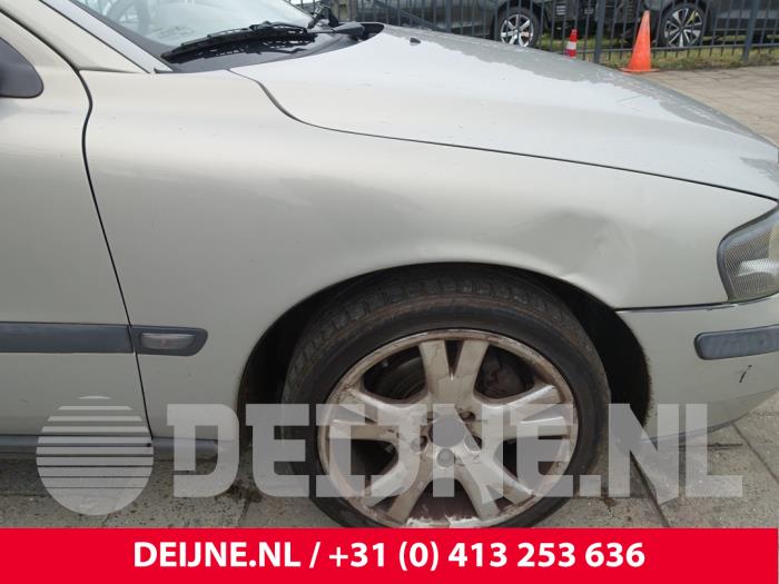 Volvo V70 Kotflügel rechts vorne O227868