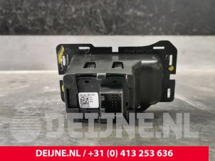 Volkswagen Caddy Handrem schakelaar O228246 foto 2