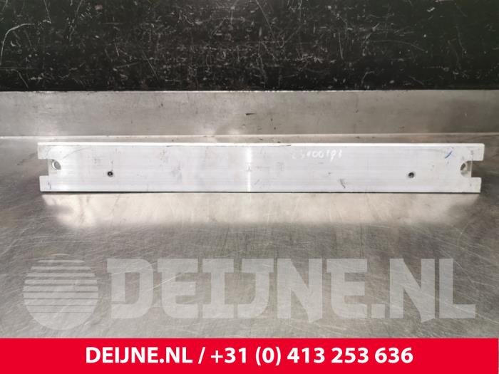 Tesla Model Y Radiateurbalk O228603