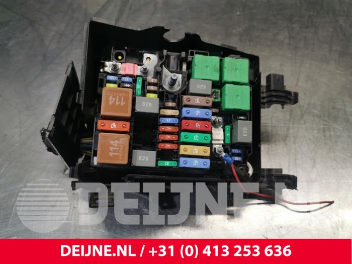 Opel Vivaro Fuse box O228765