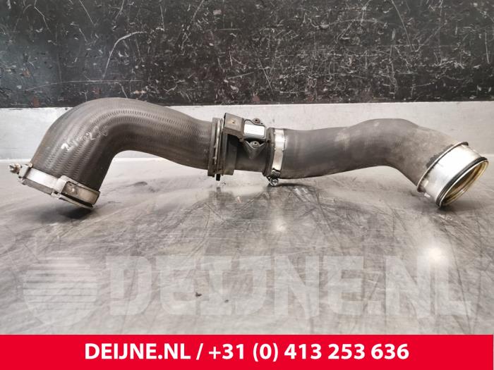 Gebruikte Intercooler Buis Volkswagen Transporter T5 2.5 TDi Prijs € 36,30 Inclusief btw aangeboden door van Deijne Onderdelen Uden B.V.