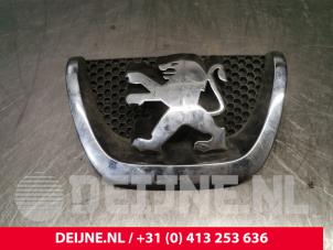 Gebruikte Embleem Peugeot Partner (GC/GF/GG/GJ/GK) 1.6 HDI, BlueHDI 75 Prijs € 18,15 Inclusief btw aangeboden door van Deijne Onderdelen Uden B.V.