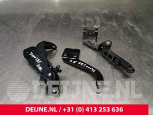 Gebruikte Schuifdeurrol rechts Volkswagen Transporter T5 2.5 TDi Prijs € 72,60 Inclusief btw aangeboden door van Deijne Onderdelen Uden B.V.