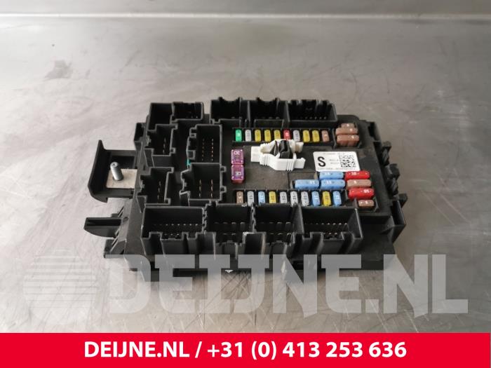 Tesla Model S Sicherungskasten O230806