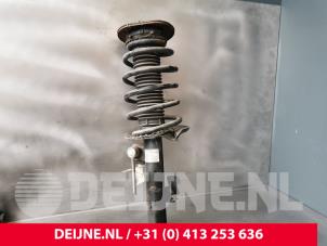 Gebruikte Mac Phersonpoot links-voor Volvo XC70 (BZ) 3.0 T6 24V AWD Prijs € 75,00 Margeregeling aangeboden door van Deijne Onderdelen Uden B.V.