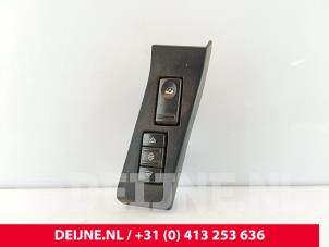 Gebruikte Raam schakelaar elektrisch Opel Movano Combi 2.5 DTI Prijs € 18,15 Inclusief btw aangeboden door van Deijne Onderdelen Uden B.V.