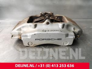 Gebruikte Remklauw (Tang) links-achter Porsche 911 (996) 3.6 Carrera 4 24V Prijs € 175,00 Margeregeling aangeboden door van Deijne Onderdelen Uden B.V.