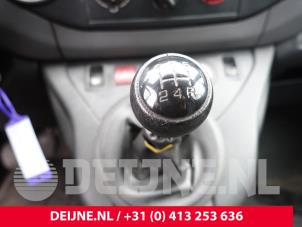 Gebruikte Versnellingspook Peugeot Partner Tepee (7A/B/C/D/E/F/G/J/P/S) 1.6 HDiF 90 16V Phase 1 Prijs € 48,40 Inclusief btw aangeboden door van Deijne Onderdelen Uden B.V.