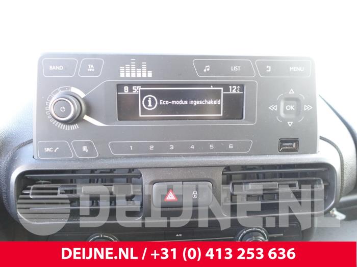 Toyota Pro-Ace City Display Multi Media control unit O232609