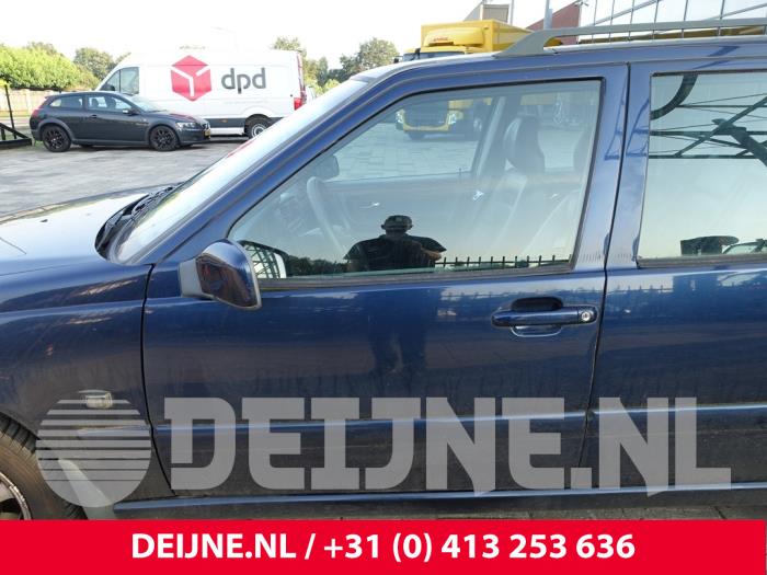 Portier 4Deurs links-voor van een Volvo V70 (GW/LW/LZ) 2.5 10V 1997