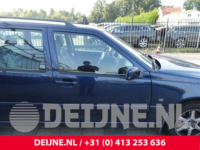 Portier 4Deurs rechts-voor van een Volvo V70 (GW/LW/LZ) 2.5 10V 1997