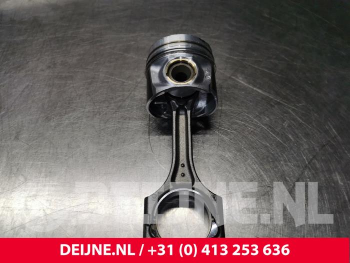 Gebruikte Zuiger Volvo V60 Cross Country II (ZZ) 2.0 B4 16V Mild Hybrid AWD Prijs € 125,00 Margeregeling aangeboden door van Deijne Onderdelen Uden B.V.