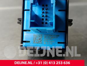 Citroen Berlingo Handrem schakelaar O233965 foto 3