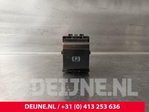 Gebruikte Schakelaar handrem Citroen Berlingo 1.6 BlueHDI 75 Prijs € 30,25 Inclusief btw aangeboden door van Deijne Onderdelen Uden B.V.