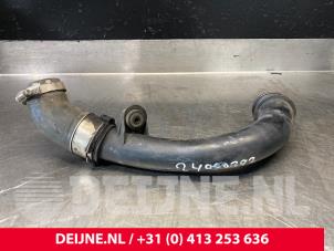Gebruikte Intercooler Buis Volkswagen Transporter T5 2.0 TDI DRF Prijs € 30,25 Inclusief btw aangeboden door van Deijne Onderdelen Uden B.V.