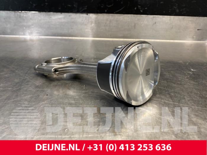Gebruikte Zuiger Volvo S90 II 2.0 B6 Mild Hybrid AWD Prijs € 150,00 Margeregeling aangeboden door van Deijne Onderdelen Uden B.V.