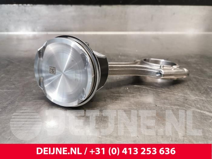 Gebruikte Zuiger Volvo S90 II 2.0 B6 Mild Hybrid AWD Prijs € 150,00 Margeregeling aangeboden door van Deijne Onderdelen Uden B.V.