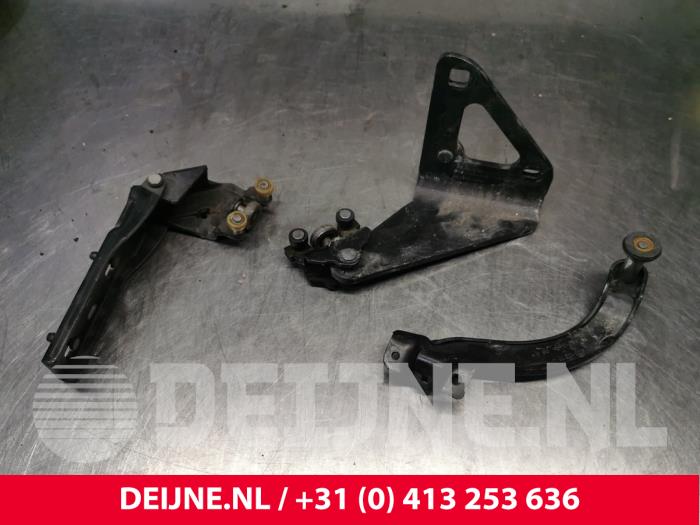 Opel Vivaro Schuifdeurrol rechts O234453