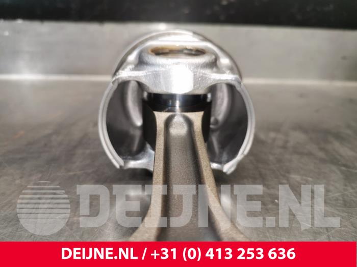 Zuiger van een Ford Transit Custom 2.0 TDCi 16V Eco Blue 130 2014