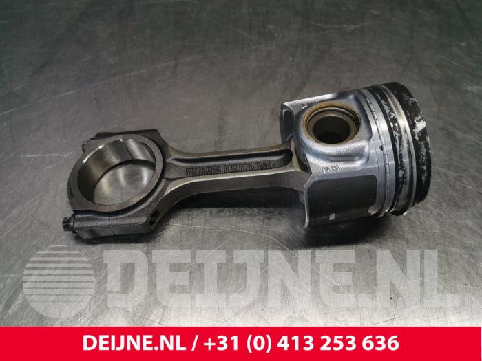 Zuiger van een Ford Transit Custom 2.0 TDCi 16V Eco Blue 130 2014