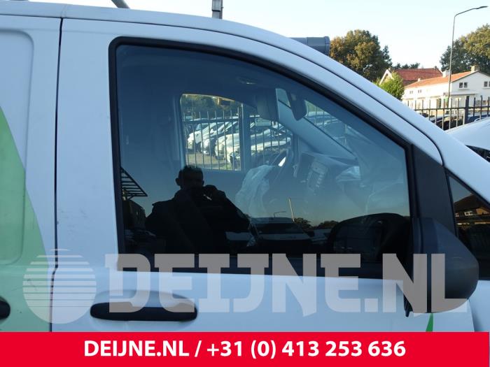 Mercedes Vito Türscheibe 2-türig rechts O235126