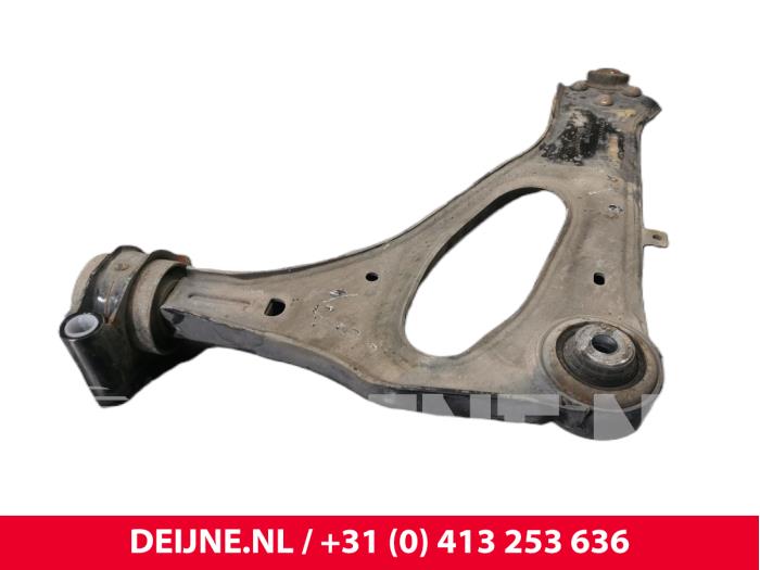 Draagarm onder rechts-voor van een Mercedes-Benz Vito (447.6) 1.6 111 CDI 16V 2018