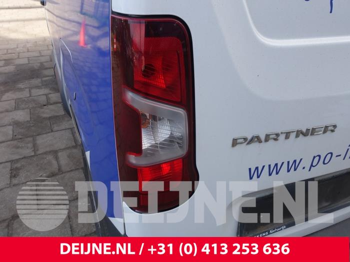 Peugeot Partner Achterlicht links O235370