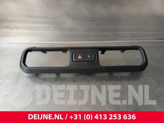 Toyota Pro-Ace City Panikbeleuchtung Schalter O235613