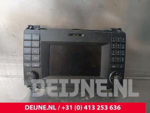 Gebruikte Display Multi Media regelunit Mercedes Sprinter 5t (906.15/906.25) 516 CDI 16V Prijs € 302,50 Inclusief btw aangeboden door van Deijne Onderdelen Uden B.V.