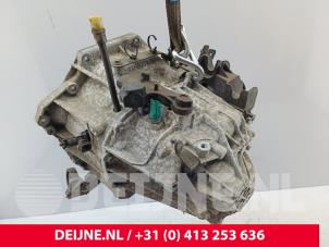 Opel Vivaro Gearbox O236492 photo 2