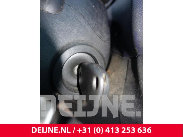 Opel Vivaro Kontaktslot+Sleutel O237036