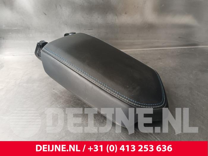 Lynk & Co 01 Armlehne O237148