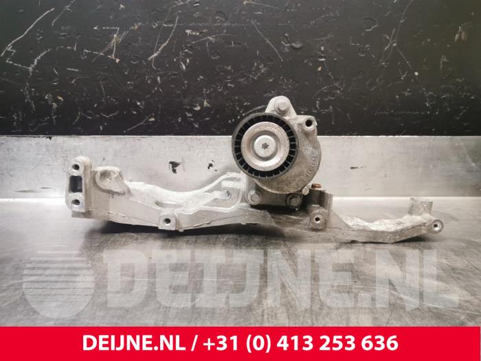 Gebruikte Dynamosteun onder Citroen Jumpy 2.0 Blue HDI 120 Prijs € 42,35 Inclusief btw aangeboden door van Deijne Onderdelen Uden B.V.