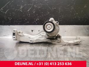 Gebruikte Dynamosteun onder Citroen Jumpy 2.0 Blue HDI 120 Prijs € 42,35 Inclusief btw aangeboden door van Deijne Onderdelen Uden B.V.