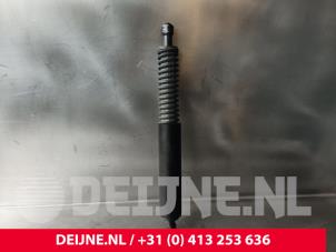 Gebruikte Kofferdekseldemper rechts-achter Volvo XC70 (BZ) 3.0 T6 24V AWD Prijs € 20,00 Margeregeling aangeboden door van Deijne Onderdelen Uden B.V.