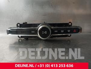 Gebruikte Radiobedienings paneel Volvo XC60 II (UZ) 2.0 B4 16V Mild Hybrid AWD Prijs € 90,00 Margeregeling aangeboden door van Deijne Onderdelen Uden B.V.