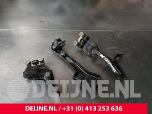 Gebruikte Schuifdeurrol rechts Ford Transit Custom 2.2 TDCi 16V Prijs € 60,50 Inclusief btw aangeboden door van Deijne Onderdelen Uden B.V.